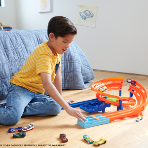 Hot Wheels Whip Around Raceway, 2 Toy Cars in 1:64 Scale, Storage